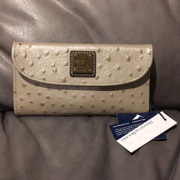 Dooney & Bourke Handbags - 🔥FLASH SALE Dooney & Bourke Oyster Wallet